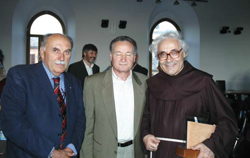 Padre Armando Pierucci premiato da Giovanni Pesciarelli