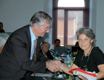 Il premio alla mamoria di Albertino Castellucci viene consegnato alla figlia Emanuela dal sindaco Luigi Rinaldi