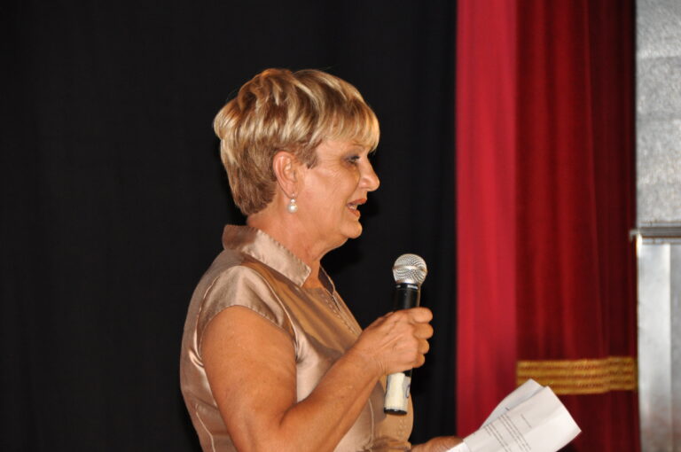La presidente Mara Silvestrini nel saluto al pubblico e ai premiandi